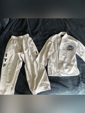 Kids taekwondo outfit size 0 has some stains as pictured